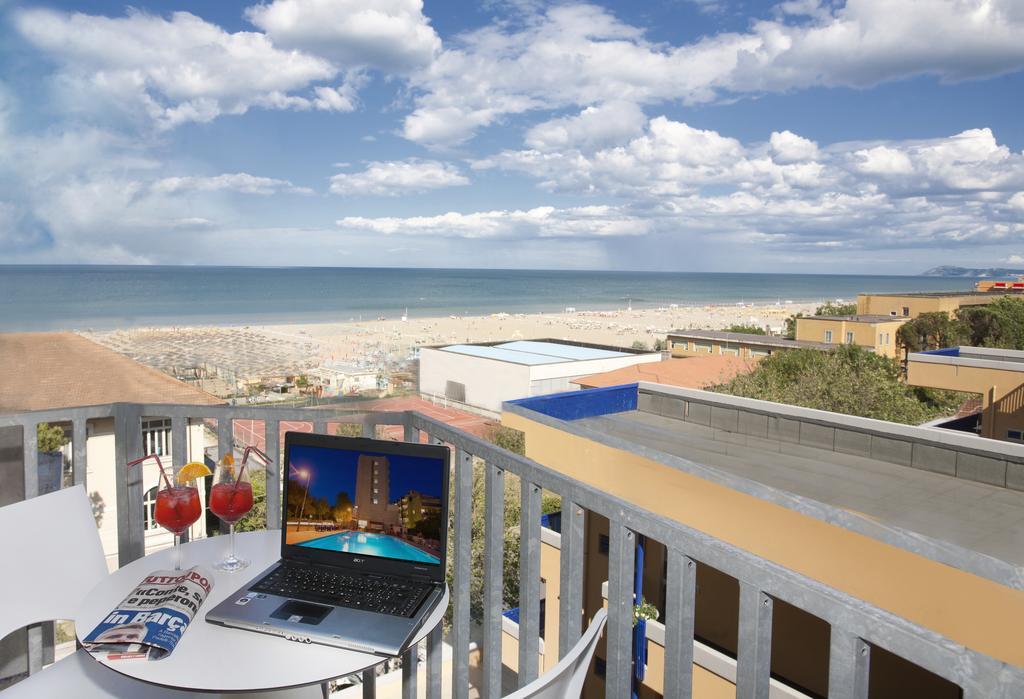 Hotel Jumbo Rimini Esterno foto