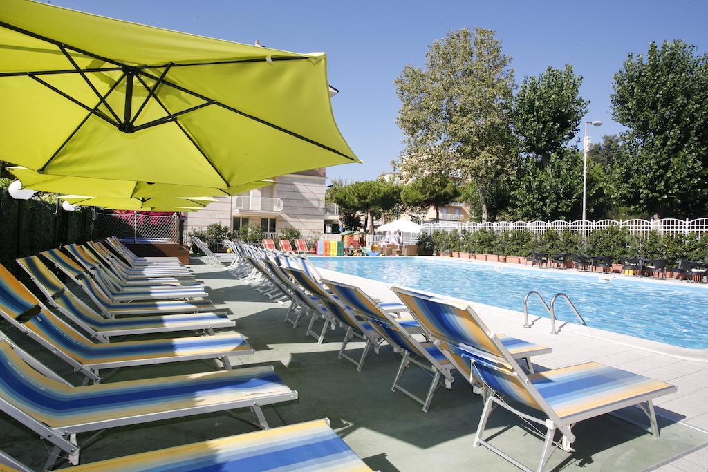 Hotel Jumbo Rimini Esterno foto
