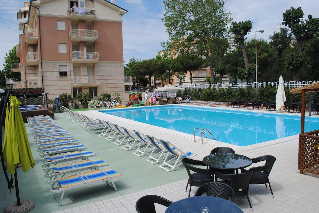 Hotel Jumbo Rimini Esterno foto